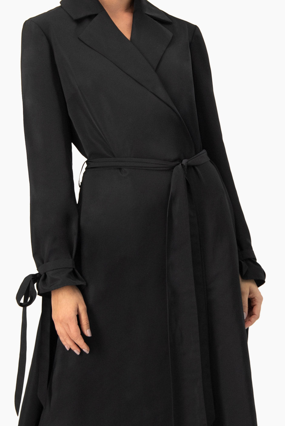 Vestido midi cruzado negro con mangas largas y cinturón