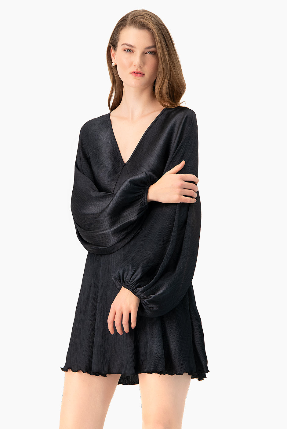 Vestido negro corto con escote en V y mangas amplias