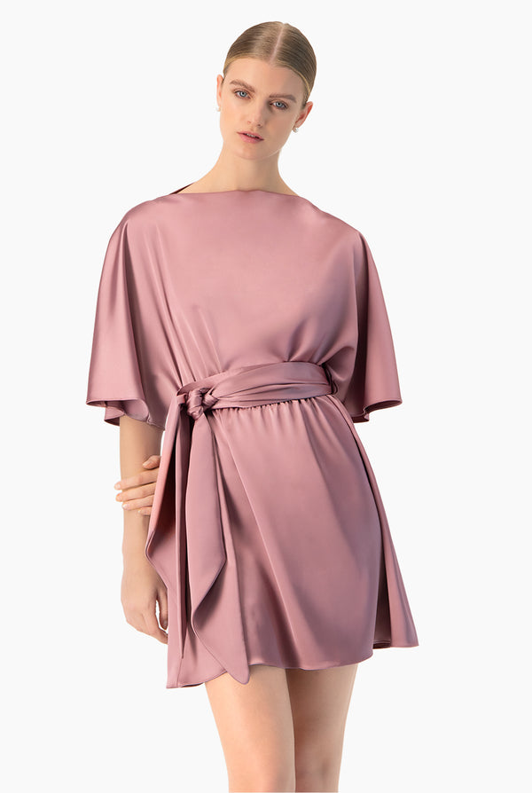Vestido corto de cinta en cintura