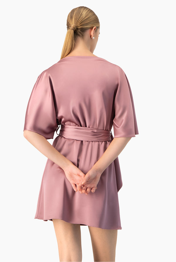Vestido corto de cinta en cintura