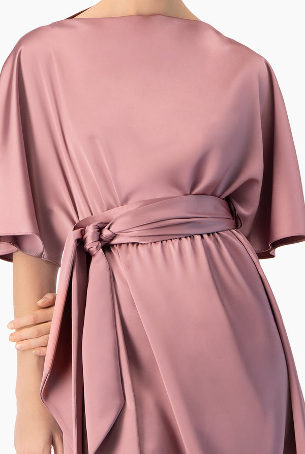 Vestido corto de cinta en cintura