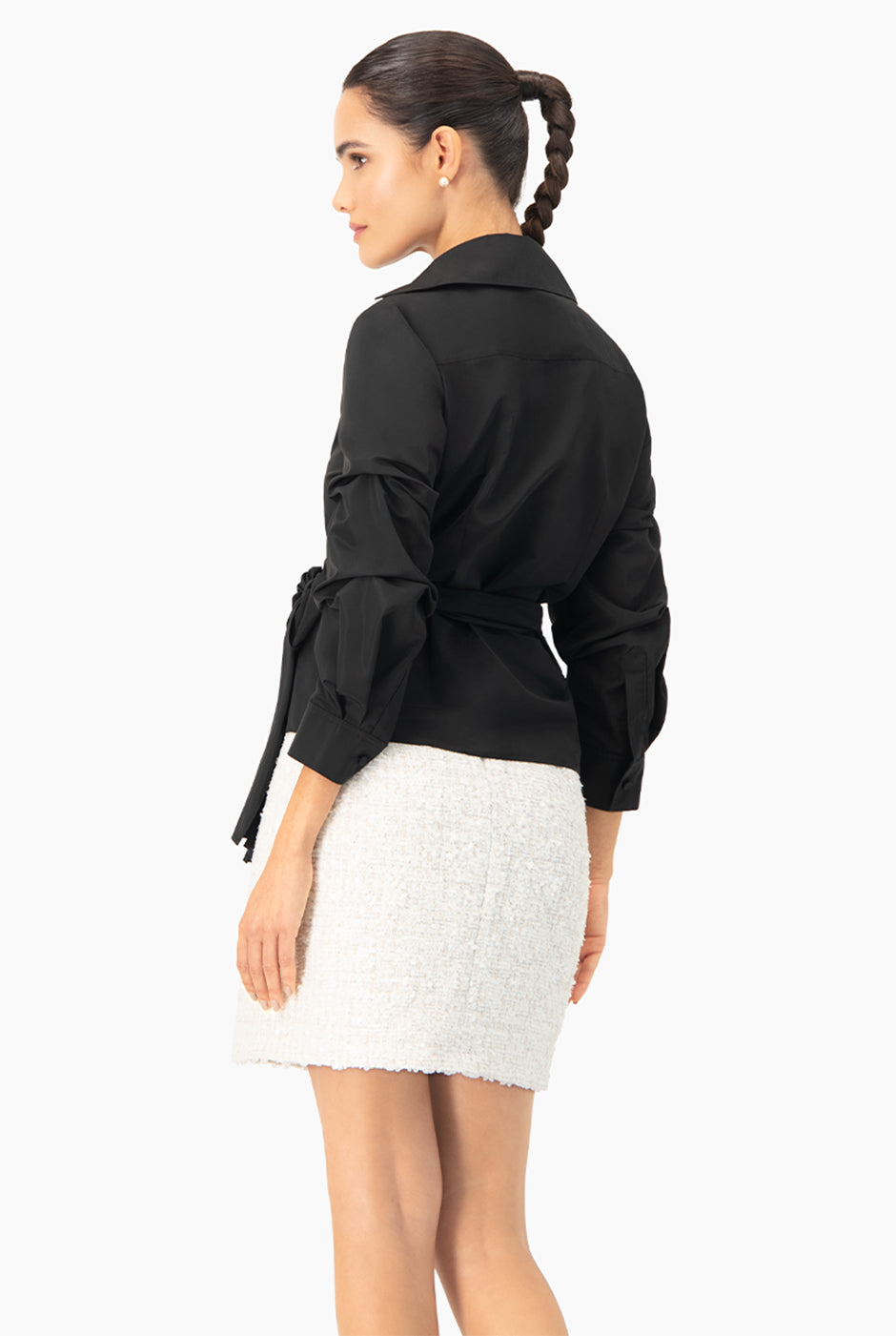 Camisa cruzada negra con fruncido y cinta en cintura