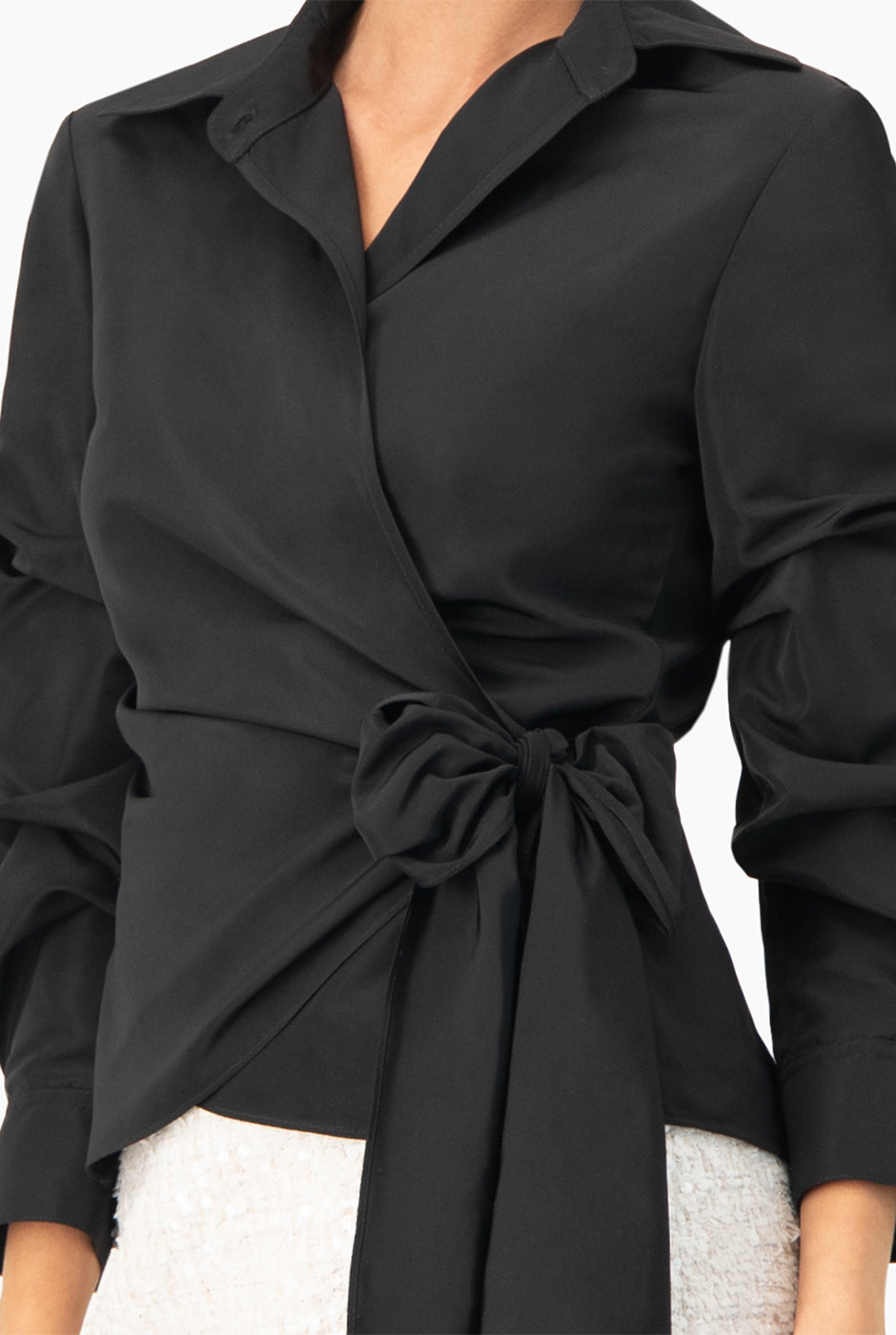 Camisa cruzada negra con fruncido y cinta en cintura