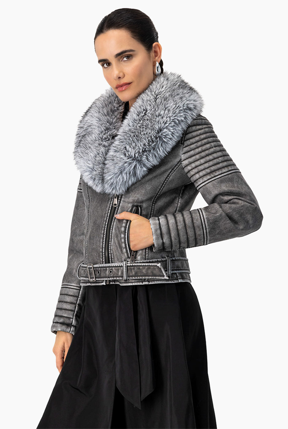 Chaqueta biker gris con detalles de ecopiel y cuello desmontable.