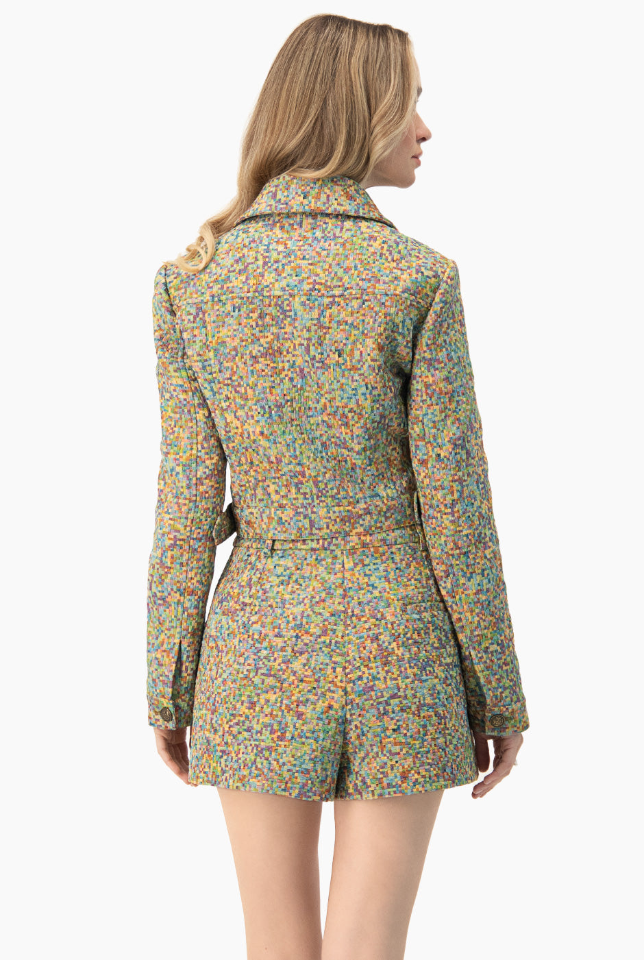 Chamarra torera multicolor con cuello camisero y botones.