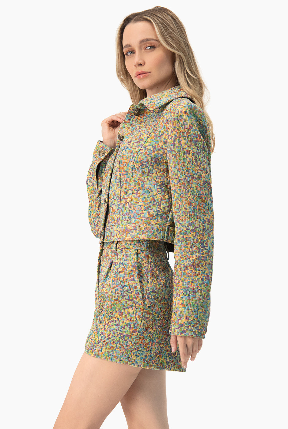 Chamarra torera multicolor con cuello camisero y botones.