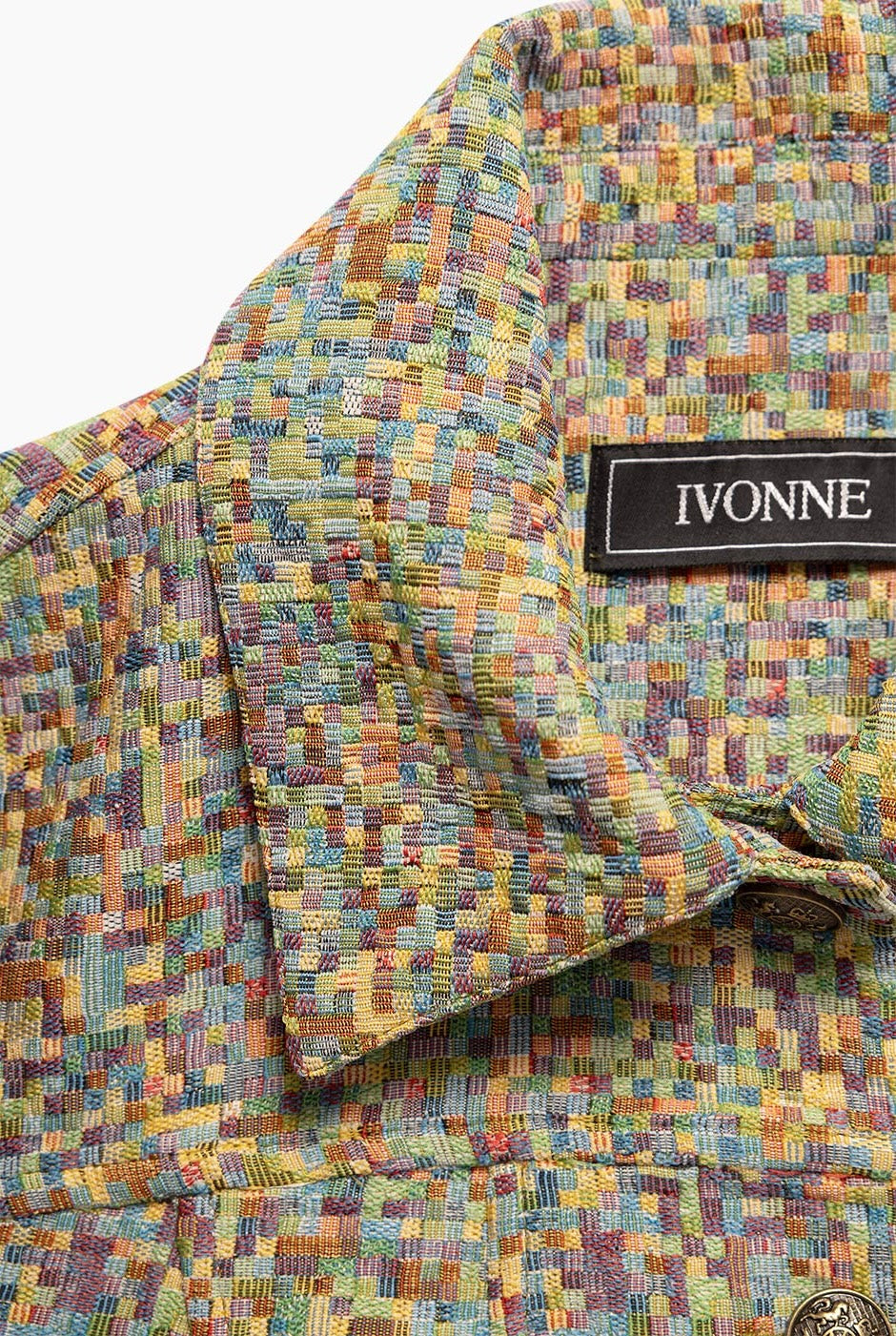 Chamarra torera multicolor con cuello camisero y botones.