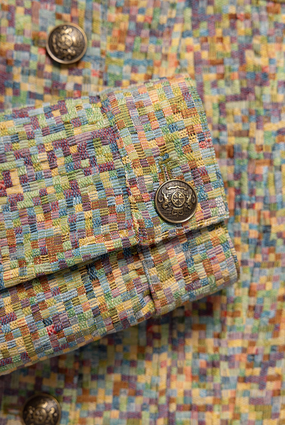 Chamarra torera multicolor con cuello camisero y botones.