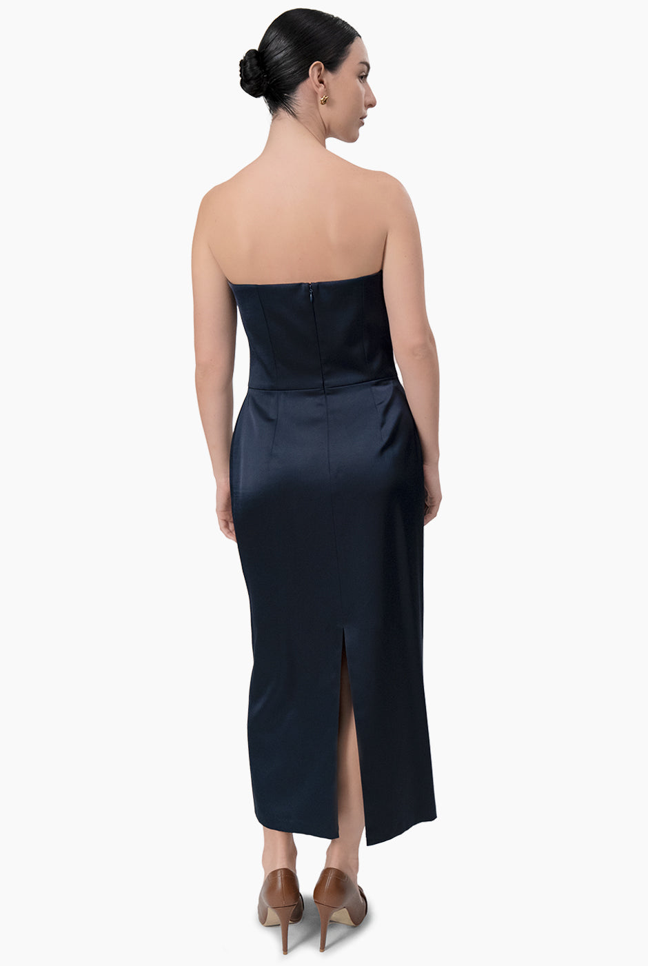Vestido strapless azul marino con detalle de flor y abertura trasera