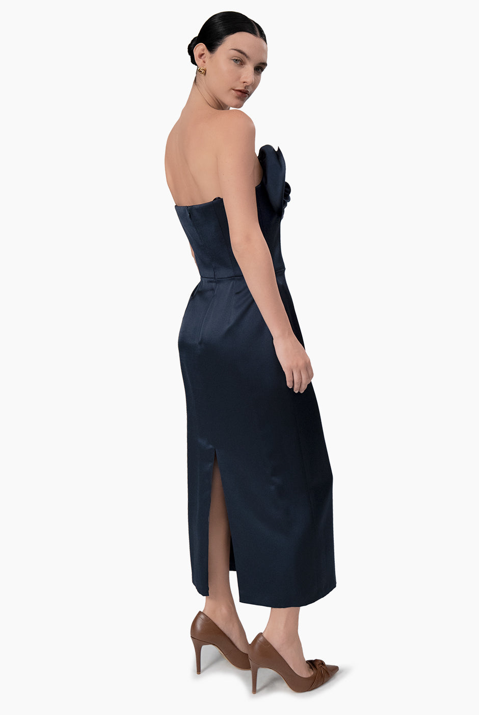 Vestido strapless azul marino con detalle de flor y abertura trasera