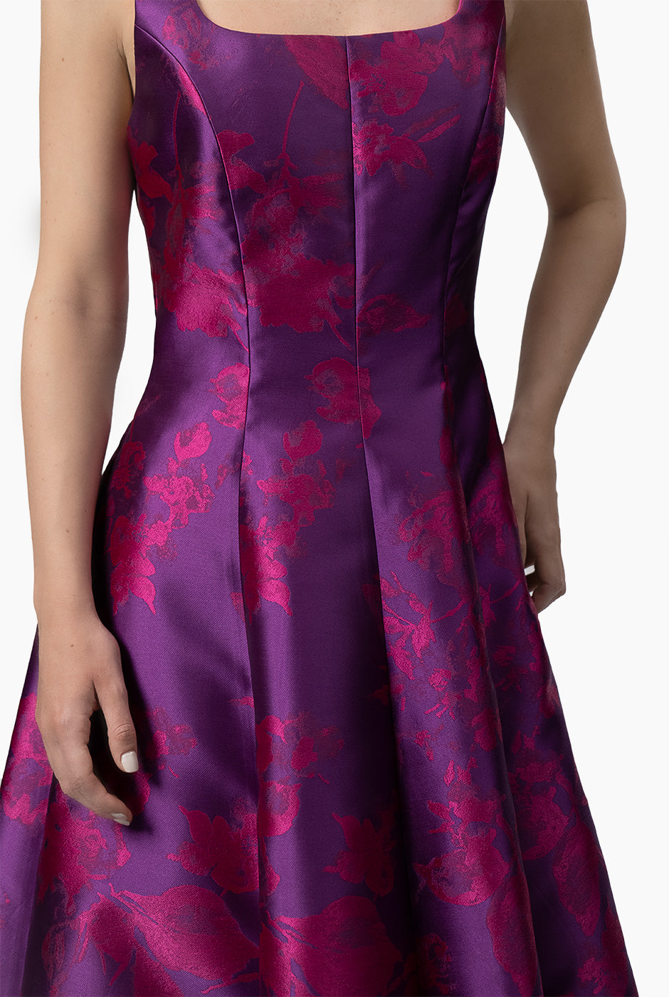 Vestido estampado floral línea A fucsia con tirantes y bolsillos