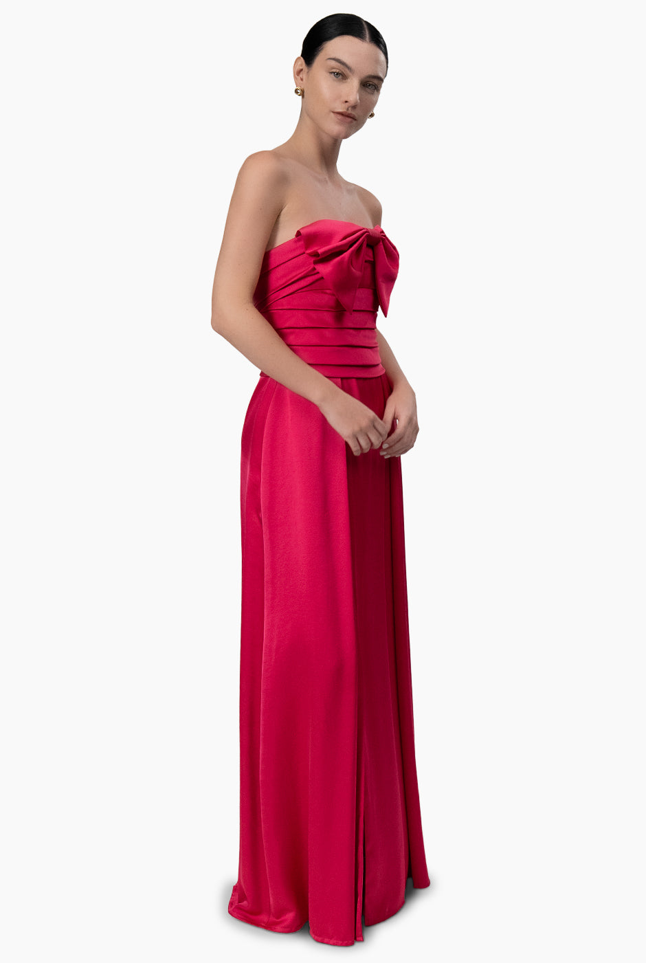 Vestido strapless fucsia con moño y abertura lateral