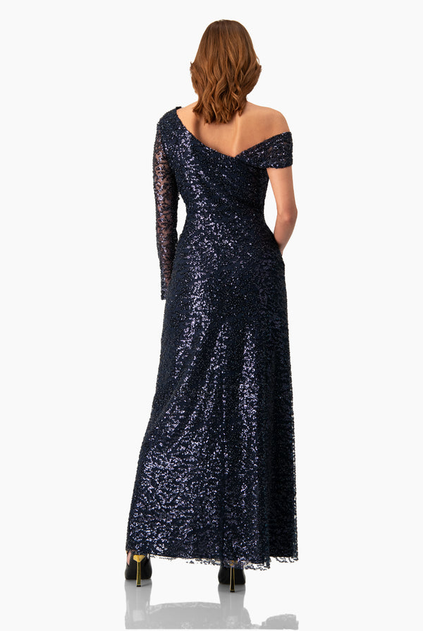 Vestido con abertura y una manga