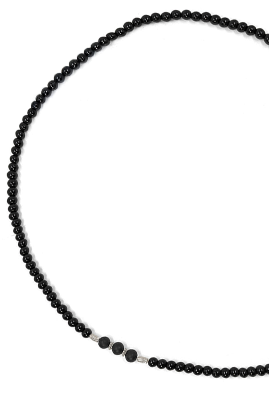 Collar largo con cuentas negras y dijes metálicos