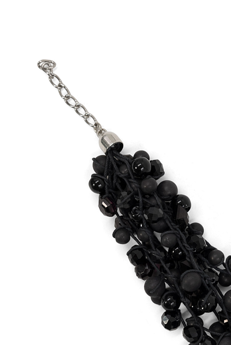 Pulsera de abalorios negros con cierre metálico