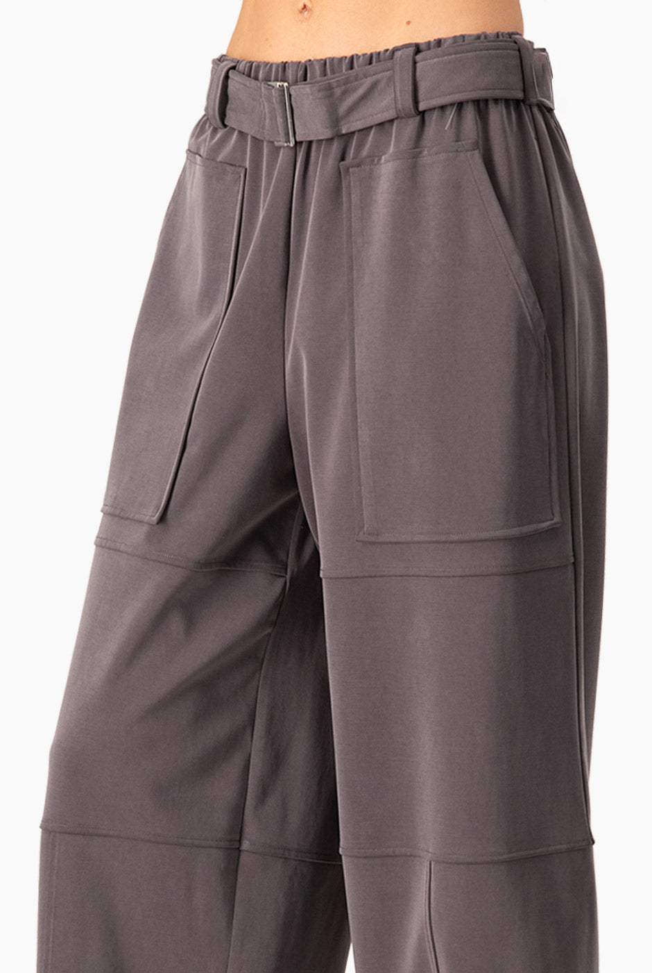 Pantalón Extra Soft gris con cinturón y maxi bolsillos