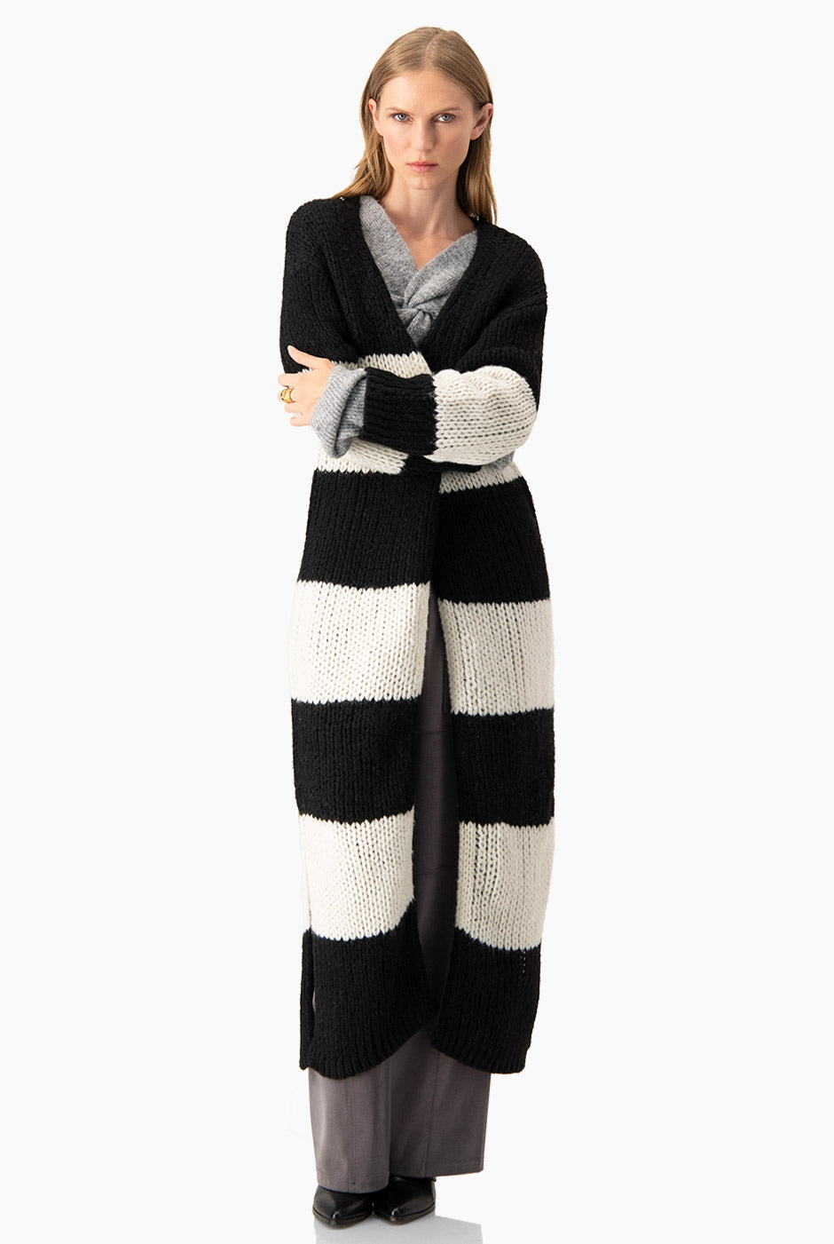 Cárdigan largo a rayas en tejido crochet blanco y negro