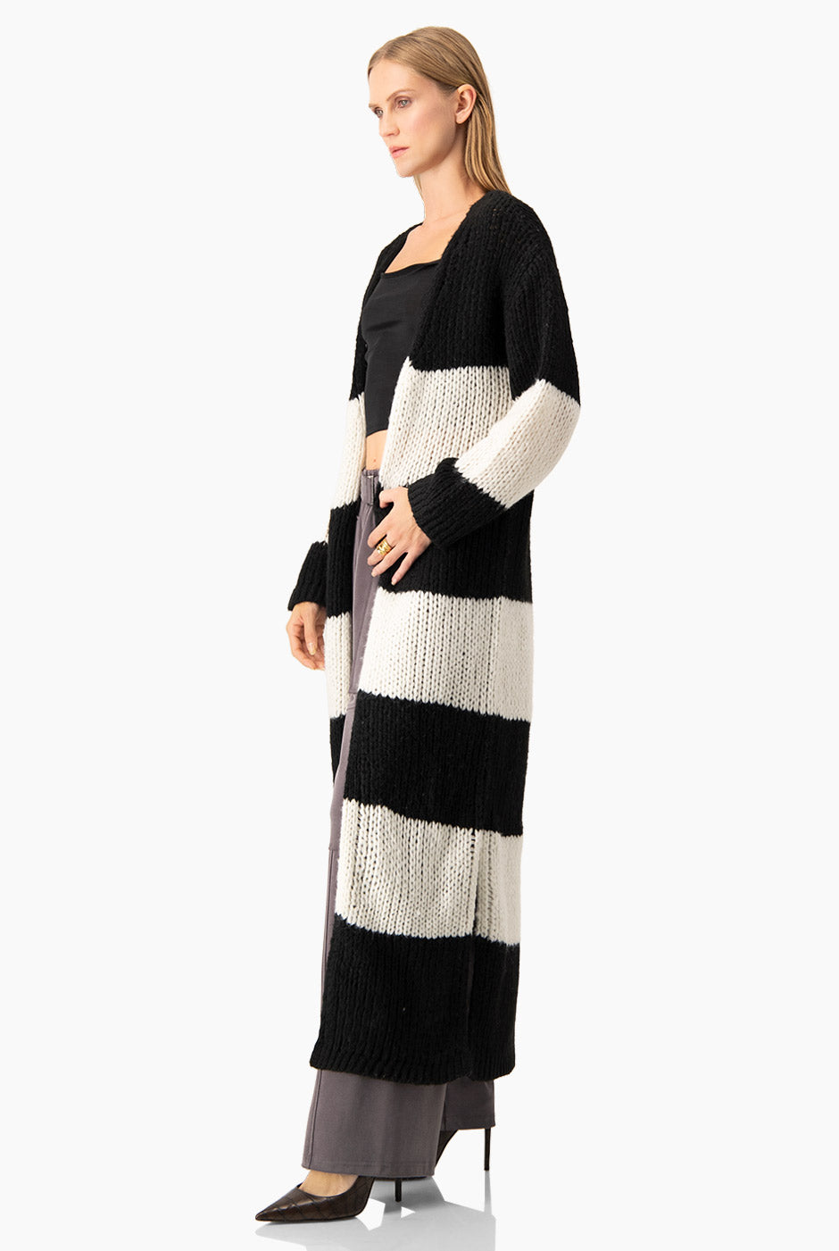 Cárdigan largo a rayas en tejido crochet blanco y negro