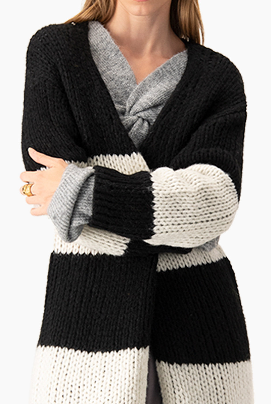 Cárdigan largo a rayas en tejido crochet blanco y negro